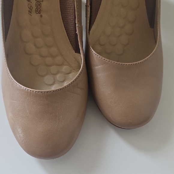 Walking Cradles Tan Chunky Heel Pumps - Picture 3 of 8